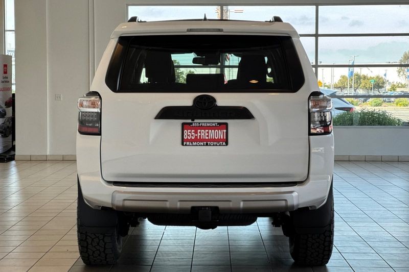 Toyota 4Runner Vehicle Full-screen Gallery Image 05