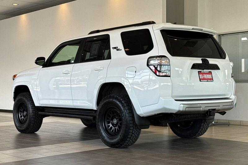 Toyota 4Runner Vehicle Full-screen Gallery Image 06