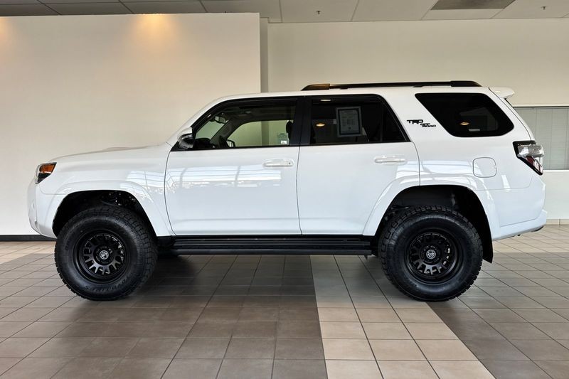 Toyota 4Runner Vehicle Full-screen Gallery Image 07