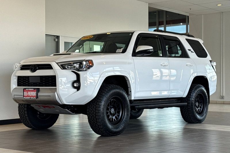 Toyota 4Runner Vehicle Full-screen Gallery Image 08
