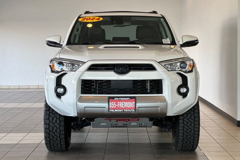 Toyota 4Runner Vehicle Full-screen Gallery Image 09