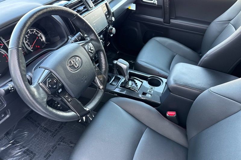 Toyota 4Runner Vehicle Full-screen Gallery Image 10