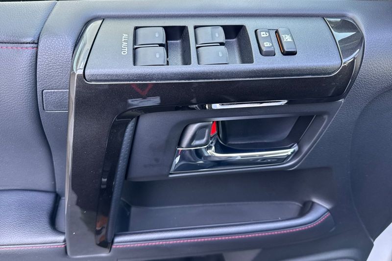 Toyota 4Runner Vehicle Full-screen Gallery Image 11