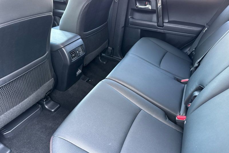 Toyota 4Runner Vehicle Full-screen Gallery Image 12