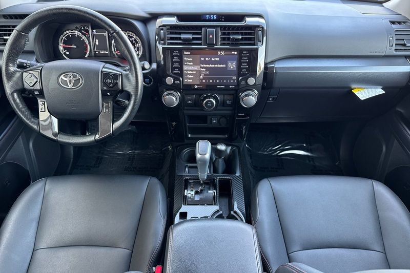 Toyota 4Runner Vehicle Full-screen Gallery Image 13