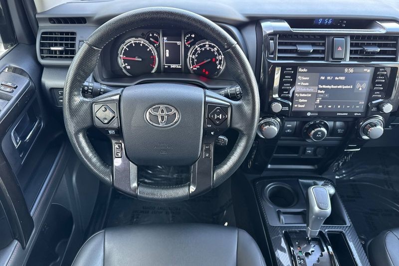 Toyota 4Runner Vehicle Full-screen Gallery Image 14