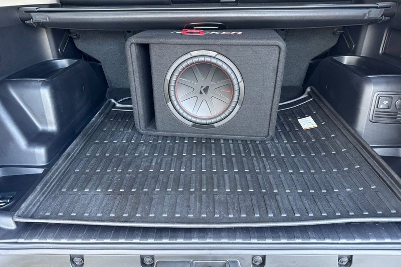 Toyota 4Runner Vehicle Full-screen Gallery Image 15