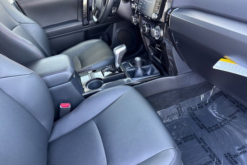 Toyota 4Runner Vehicle Full-screen Gallery Image 16