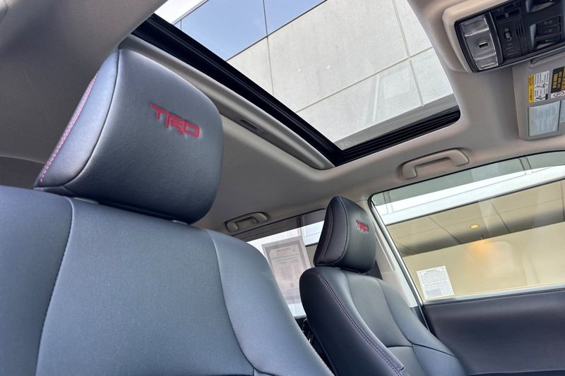 Toyota 4Runner Vehicle Full-screen Gallery Image 17