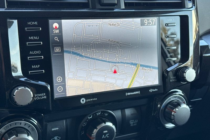 Toyota 4Runner Vehicle Full-screen Gallery Image 19
