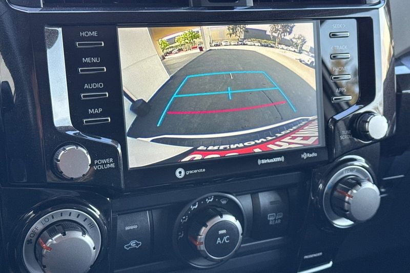 Toyota 4Runner Vehicle Full-screen Gallery Image 20