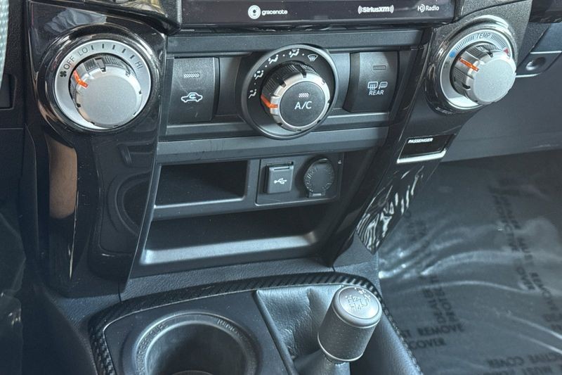 Toyota 4Runner Vehicle Full-screen Gallery Image 21