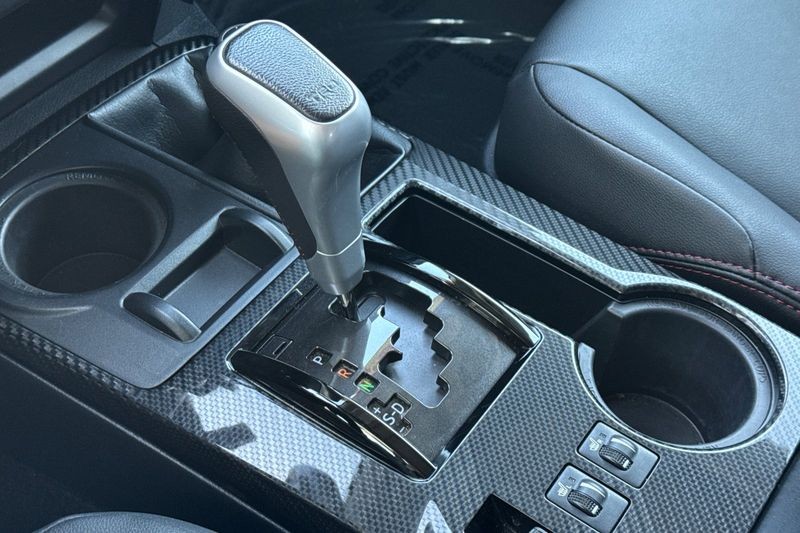 Toyota 4Runner Vehicle Full-screen Gallery Image 22