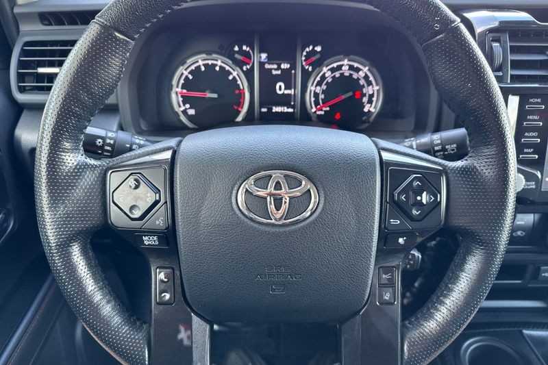 Toyota 4Runner Vehicle Full-screen Gallery Image 24