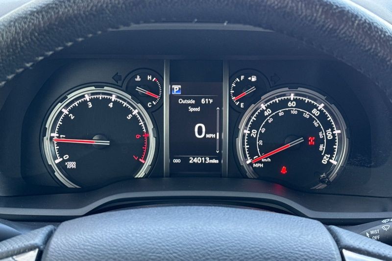 Toyota 4Runner Vehicle Full-screen Gallery Image 25