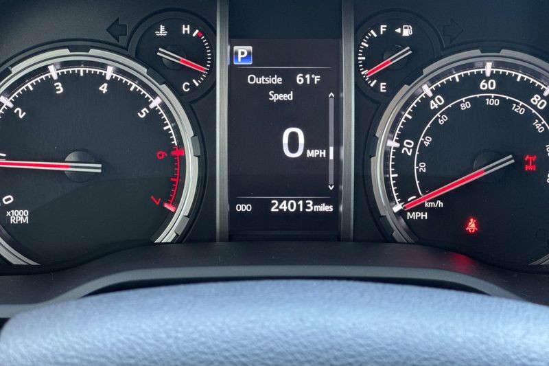 Toyota 4Runner Vehicle Full-screen Gallery Image 26
