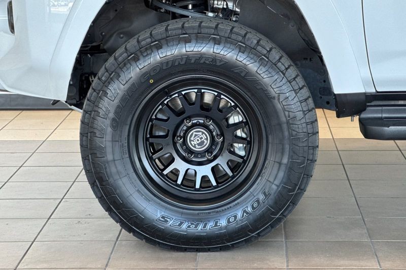 Toyota 4Runner Vehicle Full-screen Gallery Image 27