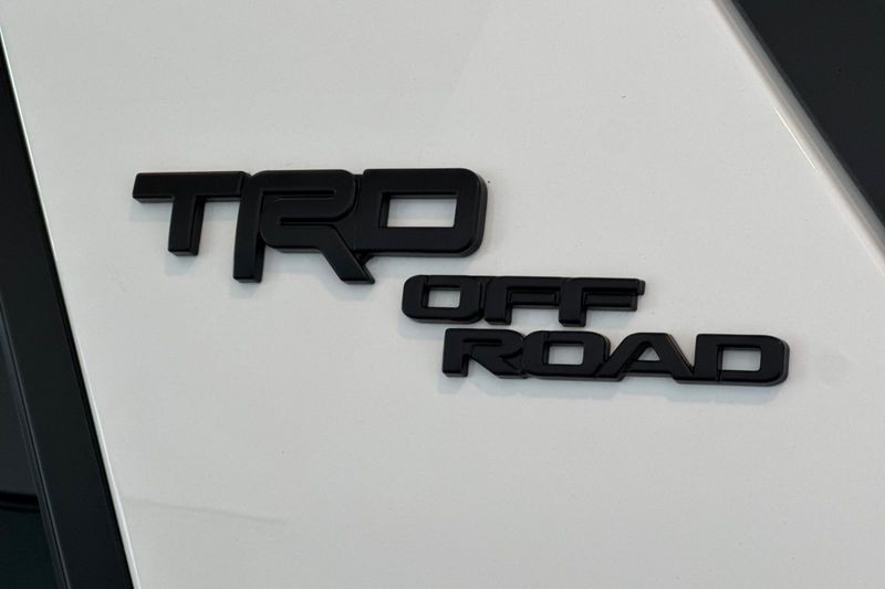 Toyota 4Runner Vehicle Full-screen Gallery Image 28