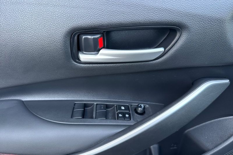 Toyota Corolla Vehicle Full-screen Gallery Image 11
