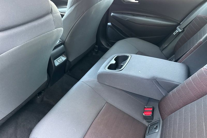 Toyota Corolla Vehicle Full-screen Gallery Image 12