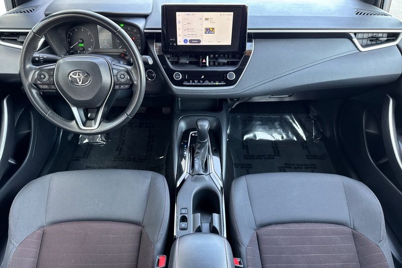 Toyota Corolla Vehicle Full-screen Gallery Image 13