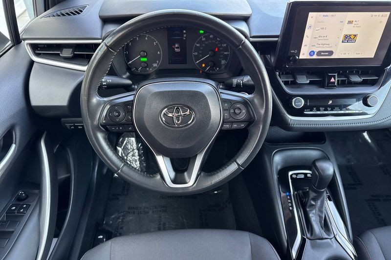 Toyota Corolla Vehicle Full-screen Gallery Image 14