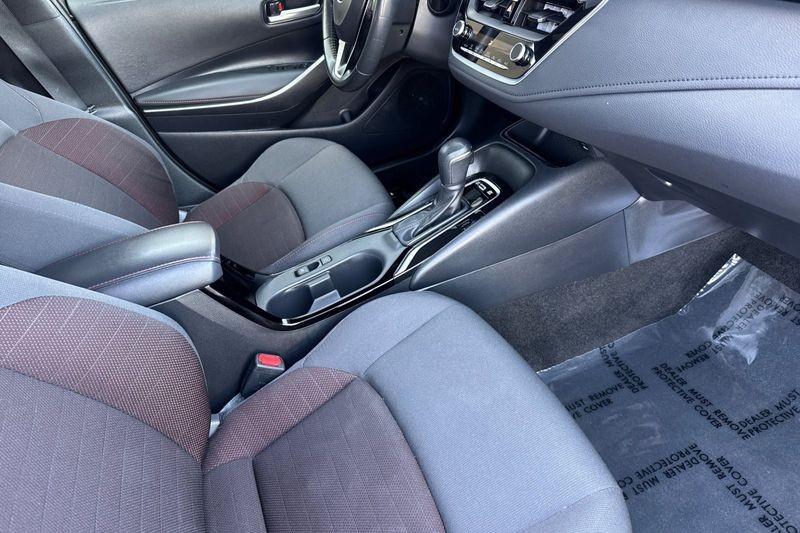 Toyota Corolla Vehicle Full-screen Gallery Image 15