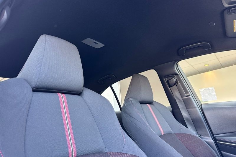 Toyota Corolla Vehicle Full-screen Gallery Image 16
