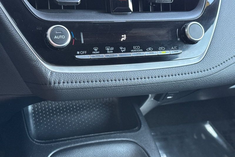 Toyota Corolla Vehicle Full-screen Gallery Image 19