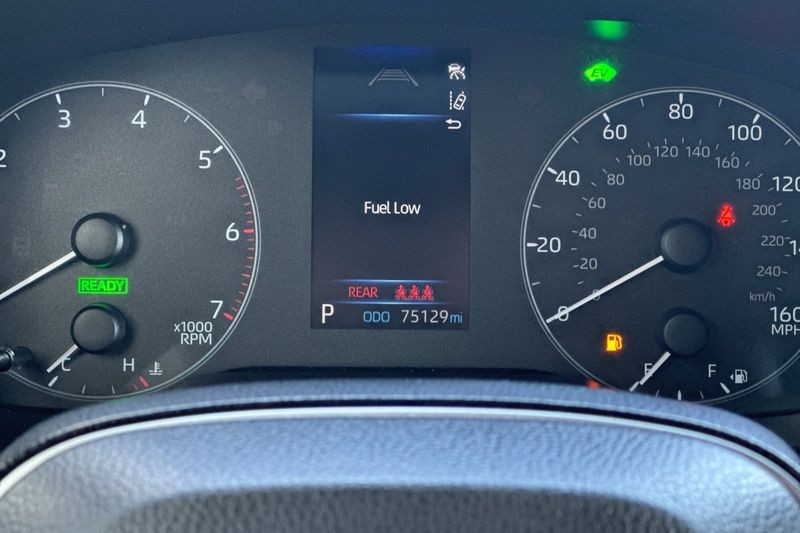 Toyota Corolla Vehicle Full-screen Gallery Image 24