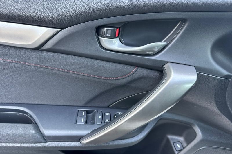 Honda Civic Si Coupe Vehicle Full-screen Gallery Image 11