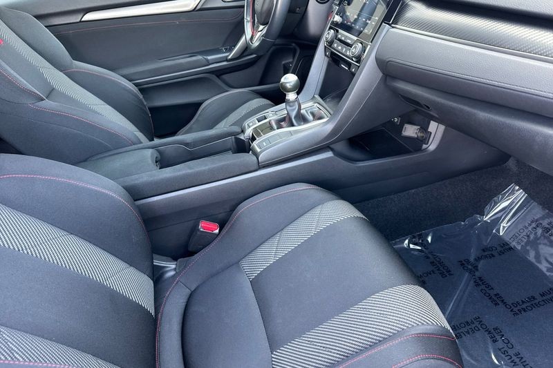 Honda Civic Si Coupe Vehicle Full-screen Gallery Image 15