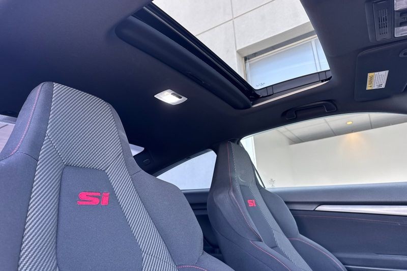 Honda Civic Si Coupe Vehicle Full-screen Gallery Image 16