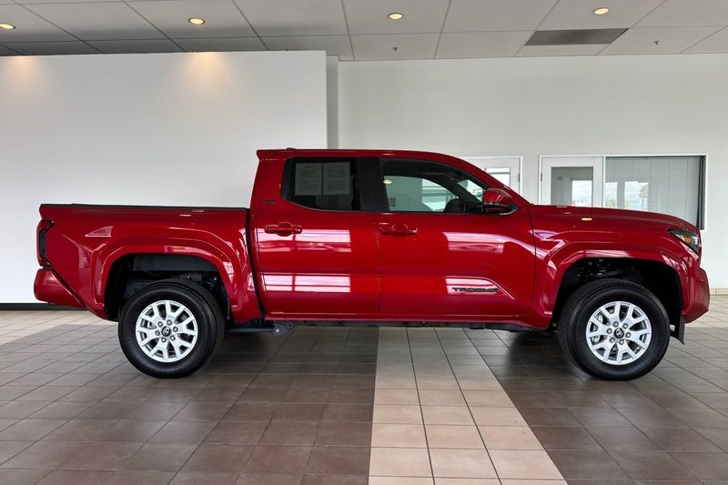 Toyota Tacoma 4WD Vehicle Full-screen Gallery Image 03
