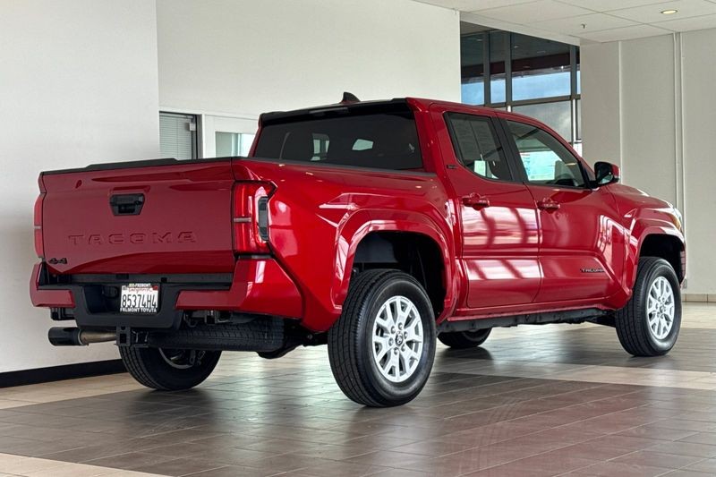 Toyota Tacoma 4WD Vehicle Full-screen Gallery Image 04