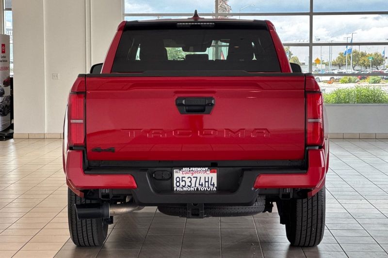 Toyota Tacoma 4WD Vehicle Full-screen Gallery Image 05