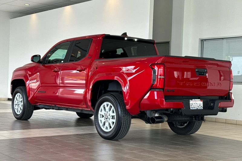 Toyota Tacoma 4WD Vehicle Full-screen Gallery Image 06