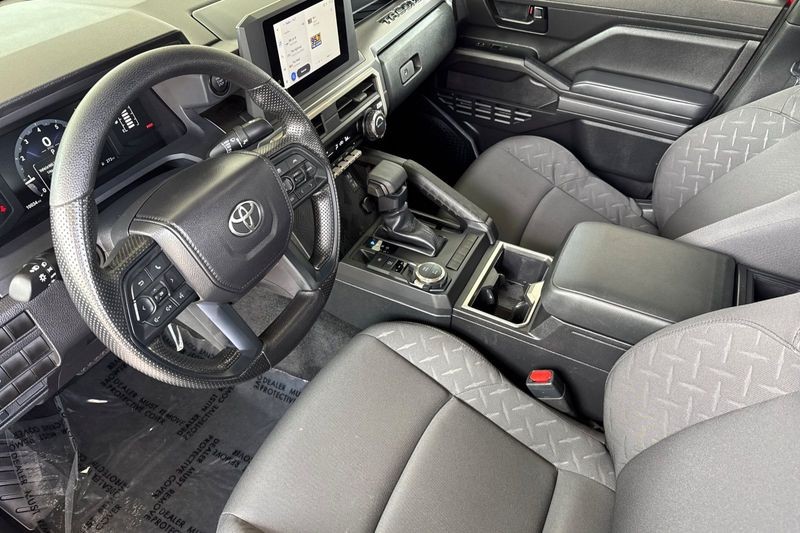 Toyota Tacoma 4WD Vehicle Full-screen Gallery Image 10