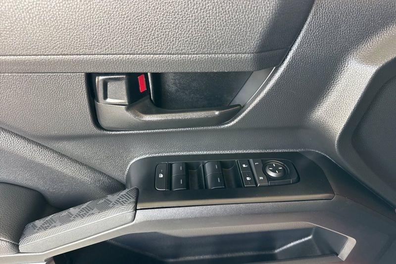Toyota Tacoma 4WD Vehicle Full-screen Gallery Image 11
