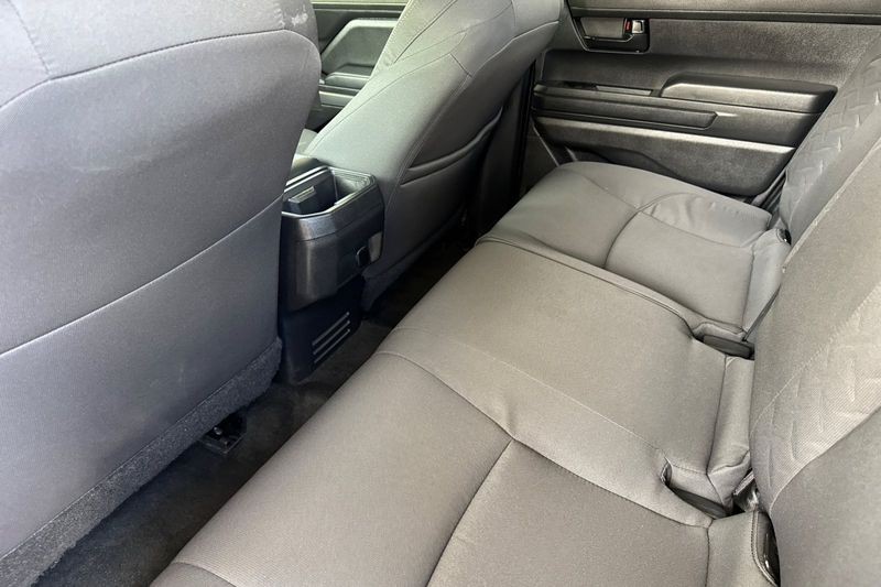 Toyota Tacoma 4WD Vehicle Full-screen Gallery Image 12