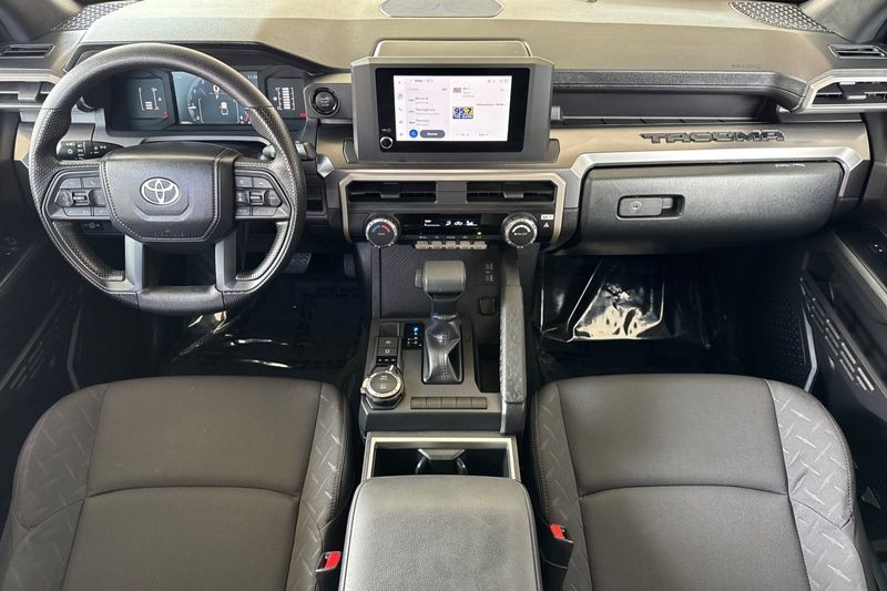 Toyota Tacoma 4WD Vehicle Full-screen Gallery Image 13