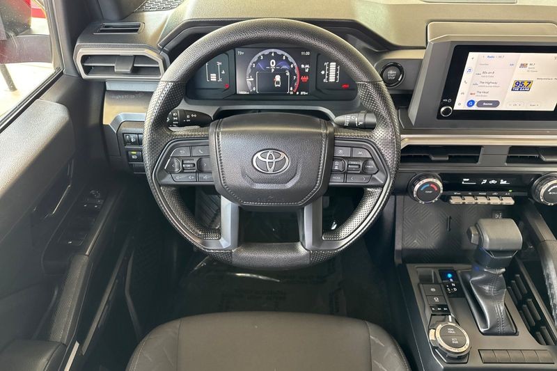 Toyota Tacoma 4WD Vehicle Full-screen Gallery Image 14
