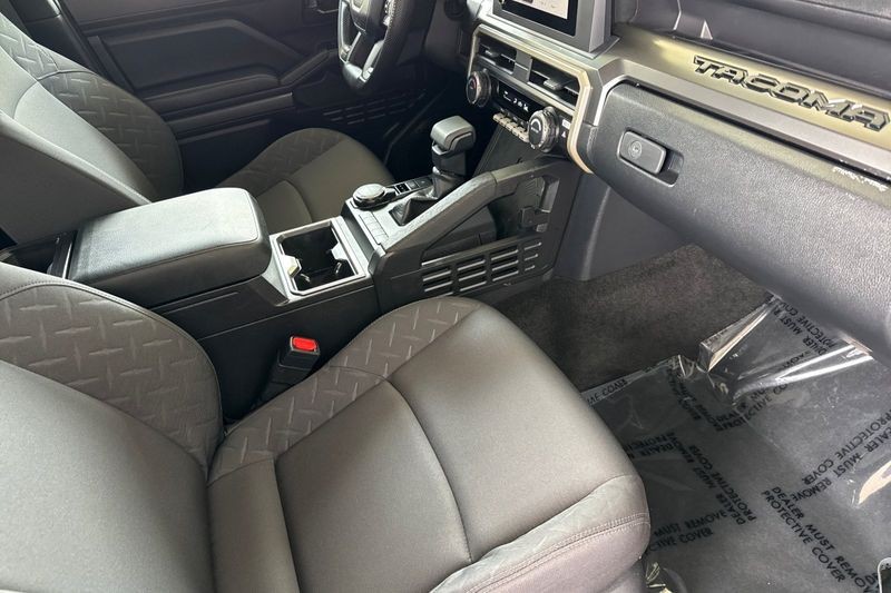 Toyota Tacoma 4WD Vehicle Full-screen Gallery Image 15
