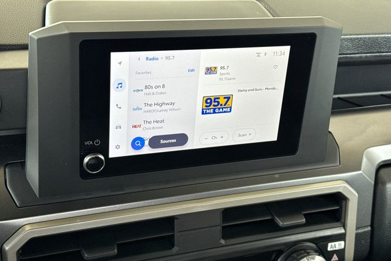 Toyota Tacoma 4WD Vehicle Full-screen Gallery Image 17
