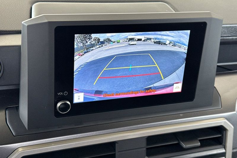 Toyota Tacoma 4WD Vehicle Full-screen Gallery Image 18