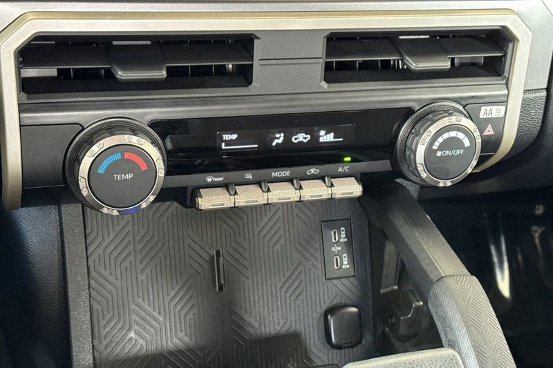 Toyota Tacoma 4WD Vehicle Full-screen Gallery Image 19