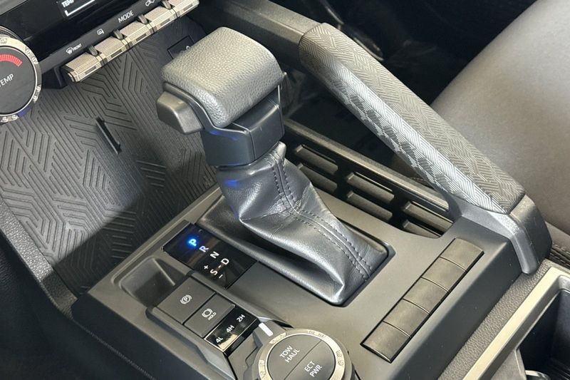 Toyota Tacoma 4WD Vehicle Full-screen Gallery Image 20