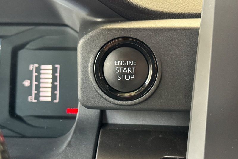 Toyota Tacoma 4WD Vehicle Full-screen Gallery Image 21