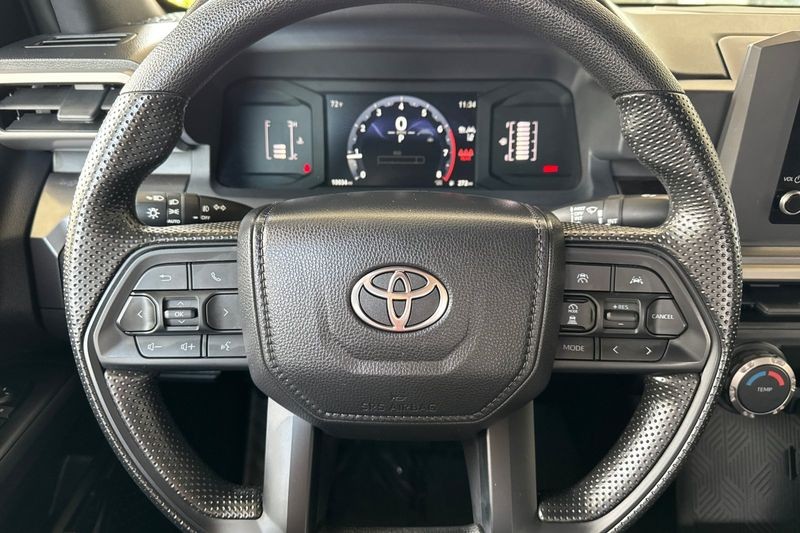 Toyota Tacoma 4WD Vehicle Full-screen Gallery Image 22