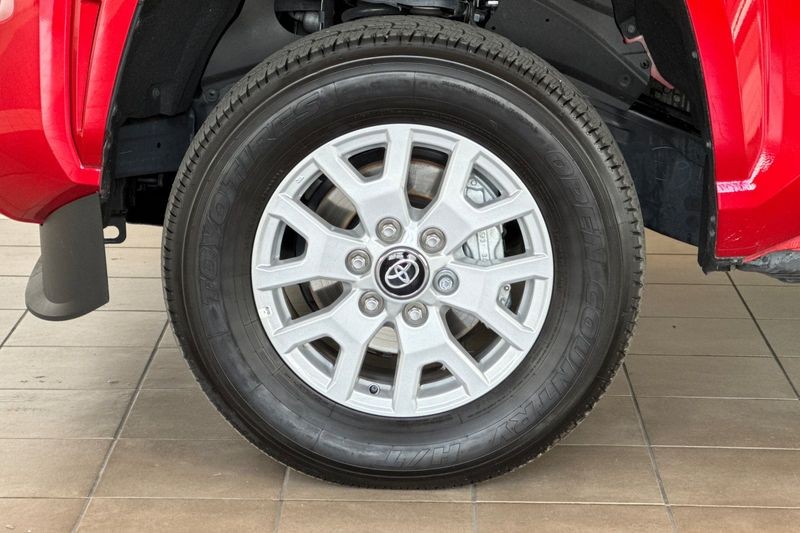 Toyota Tacoma 4WD Vehicle Full-screen Gallery Image 25